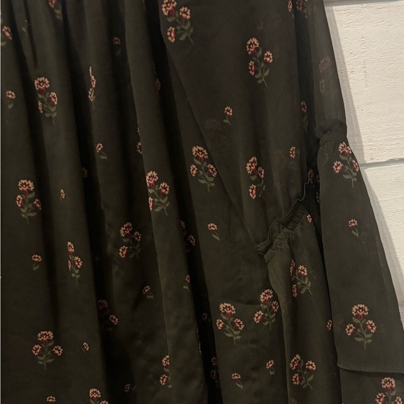 White House Black Market
Bell Sleeve Olive Green Floral Sheer
Blouse Top -Medium - Picture 3 of 9